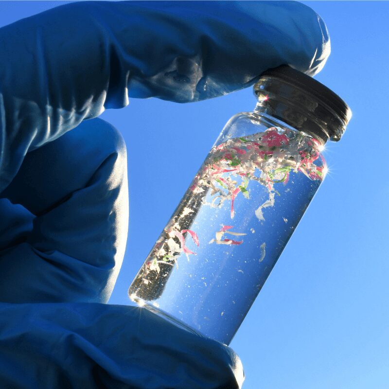 collecting-water-samples-in-vials-contaminated collecting water samples with microplastic contaminated in vials